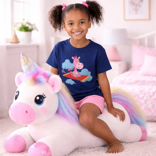 Tecknad enhörnings magiska matta tur barn t-shirt (A little girl riding a plush unicorn and sporting a kawaii unicorn on a flying carpet on her T-shirt)