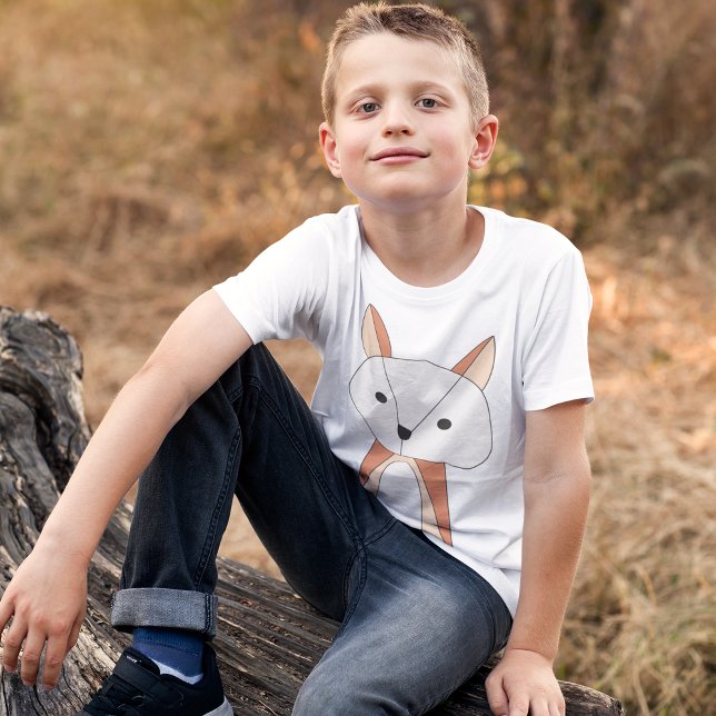Tecknad för foxläge för mörk t shirt (Boy playing in woods, wearing cartoon fox tshirt)