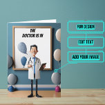 Tecknad Funny Doktor Birthday Kort<br><div class="desc">Det här roliga doktor-födelsedagskortet är specifikt för läkaren/doktor-vännen eller familjemedlemmen i ditt liv. Utformningen är färgstark och har en tecknad doktor. Inuti har vi skrivit högernas meddelande för att prata just nu, men du kan anpassa det med ditt eget ord. Leta efter andra varianter av temat i samlingen nedan, eller...</div>