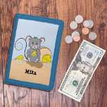 Tecknad Grått Mouse som äter Cheese Kid Wallet<br><div class="desc">En söt liten plånbok med en tecknad grått-mus upptagen med att äta ost. Anpassa det till barnets namn med hjälp av mallen. Det är ett underbart verktyg att lära barn att förvalta sina pengar. © ArianeC Illustrations-Alla höger reserverade</div>