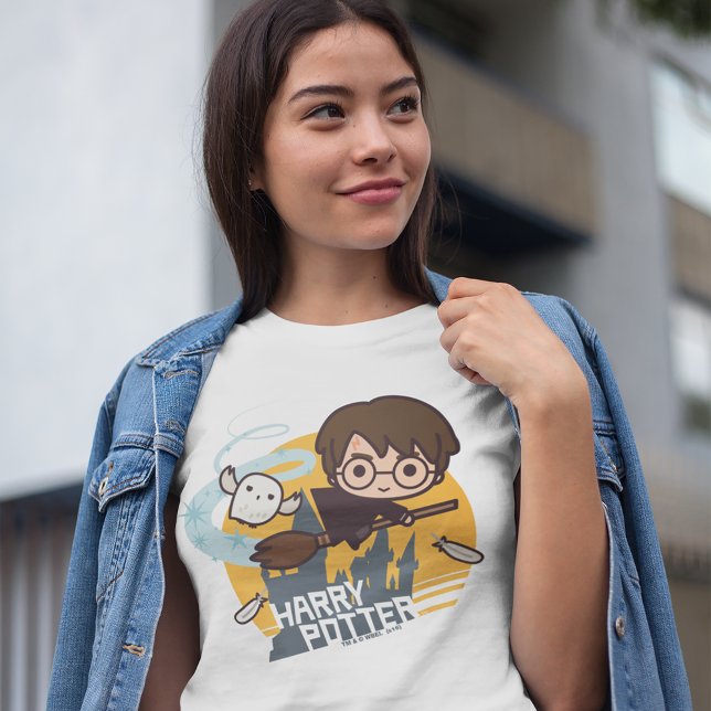 Tecknad Harry and Hedwig Flies Past Hogwarts T-shirt (Person wearing t-shirt)