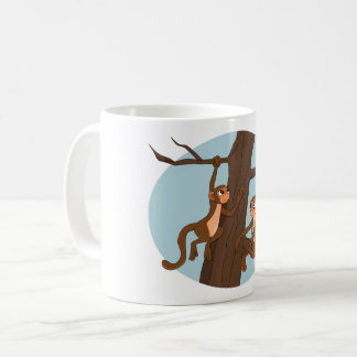 Tecknad kaffemugg med apor som klättrar i trädet