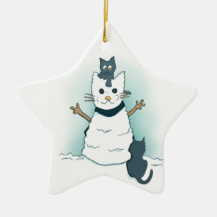 Tecknad Kittens Skapar en julklapp i Snö Julgransprydnad Keramik