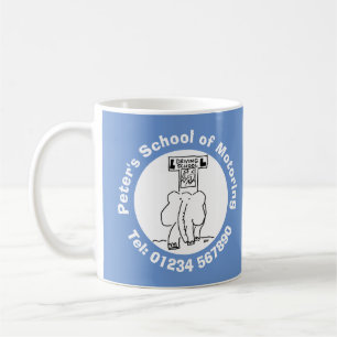 Tecknad körskola med elefant. kaffemugg