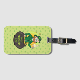 Tecknad leprechaun i en depån i guld som håller en bagagebricka