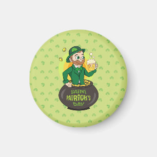 Tecknad leprechaun i en depån i guld som håller en magnet