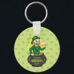 Tecknad leprechaun i en depån i guld som håller en nyckelring<br><div class="desc">Nyckelkedja med en Illustration av en leprechaun med leprechaun i grönt kostym, en bockslips och en bowlareare hatt medan sitta ligger i en deg o’ guld och med en punkt av öl, med regnbåge i gult, grönt och orange i bakgrunden. Bilden placeras över en sömlös ljust grönt bakgrund med schampar....</div>