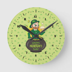 Tecknad leprechaun i en depån i guld som håller en rund klocka