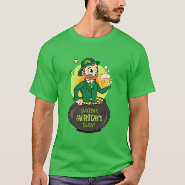 Tecknad leprechaun i en depån i guld som håller en t shirt (Framsida)