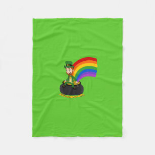 Tecknad leprechaun sitta på en kruka i guld fleecefilt