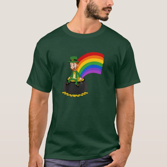 Tecknad leprechaun sitta på en kruka i guld t shirt (Framsida)
