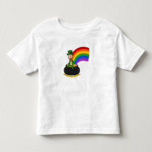 Tecknad leprechaun sitta på en kruka i guld t shirt