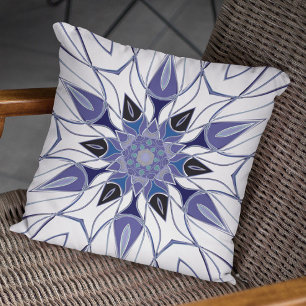 Tecknad Mandala Flower Blue Lila and White Kudde