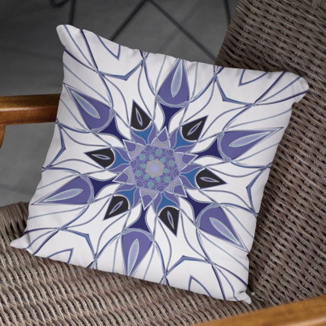 Tecknad Mandala Flower Blue Lila and White Kudde (Skapare uppladdad)