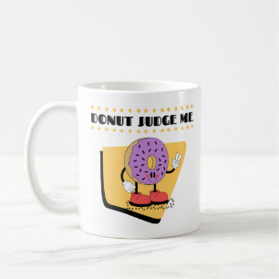 tecknad med citatet "döma mig ej". kaffemugg