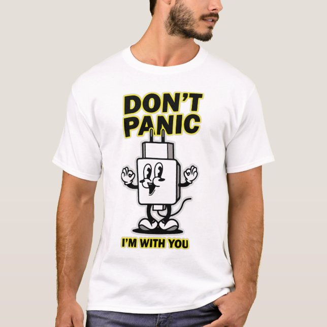 Tecknad Mobil Laddare: Panikera Inte Design T Shirt (Framsida)