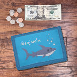 Tecknad Shark Kid Blue Wallet<br><div class="desc">En söt,  blå för barn med en tecknad i simning. Gör en fantastisk-gåva till pojkar eller flickor. Anpassa den med namn om du vill,  med hjälp av den angivna mallen. © ArianeC Illustrations-Alla höger reserverade</div>