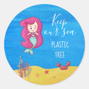 Tecknad sjöjungfru med behålla av krabbplast i hav runt klistermärke
