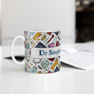 Tecknad Sjuksköterskeexamen i doktor mönster Kaffemugg