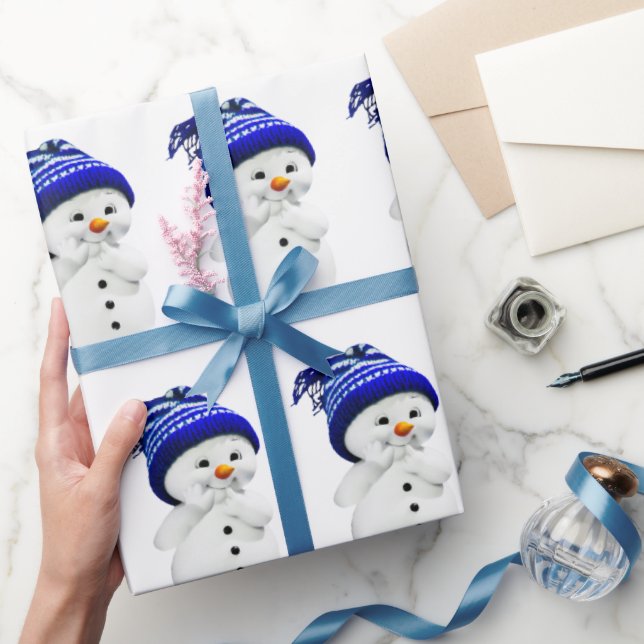 Tecknad snöman i blå och vit ullmössa som sveper  presentpapper (Gifting)