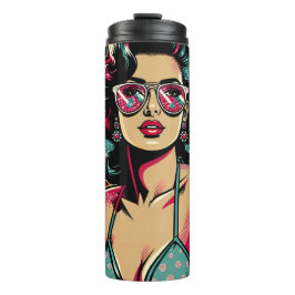 Tecknad Stil Retro Pinup Girl med Cocktail