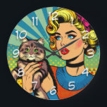 Tecknad Tecknad Pop Art Kvinnor som håller katt Stor Klocka<br><div class="desc">Retro pop art tecknad stil art gjord med en 2000-årig vibe kvinna som håller en söt katt. Ljusstark,  färglös knarkkonst.</div>