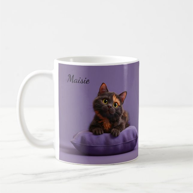 Tecknad Tortoiseshell Kitten på Lila Cushion Kaffemugg (Vänster)