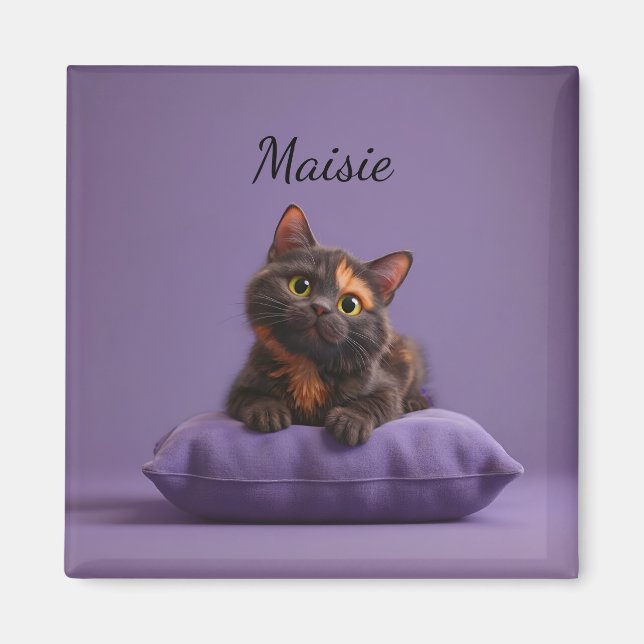 Tecknad Tortoiseshell Kitten på Lila Cushion Magnet (Framsidan)