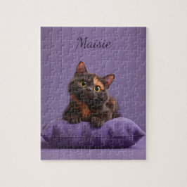 Tecknad Tortoiseshell Kitten på Lila Cushion Pussel