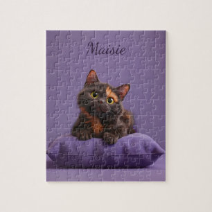 Tecknad Tortoiseshell Kitten på Lila Cushion Pussel