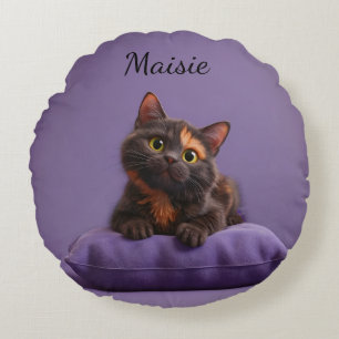 Tecknad Tortoiseshell Kitten på Lila Cushion Rund Kudde