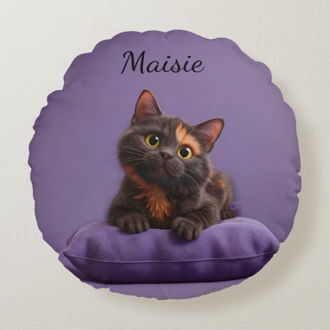 Tecknad Tortoiseshell Kitten på Lila Cushion Rund Kudde (Framsidan)