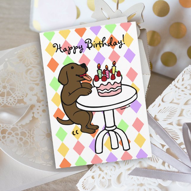 Tecknaden Chocolate Labrador från födelsedagen Kort (Birthday Cake Chocolate Labrador Cartoon Birthday Card with colorful background for dog lovers.)