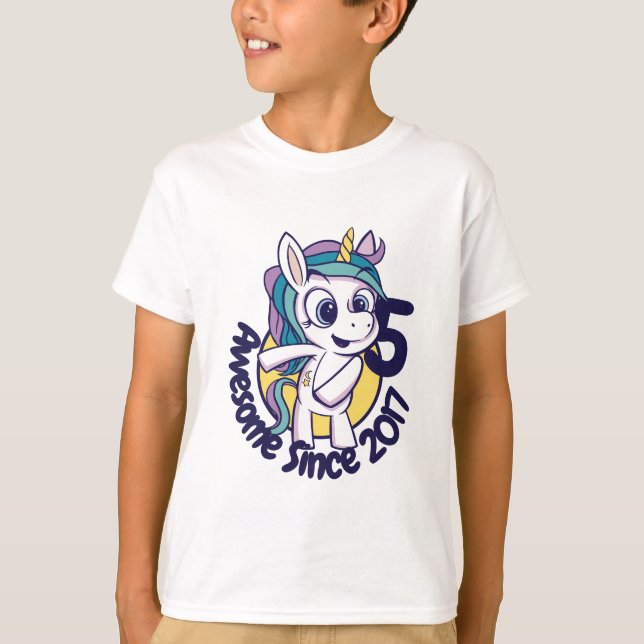 Tecknaden CUSTOMIZED CUTE BIRTHDAY UNICORN T Shirt (Framsida)