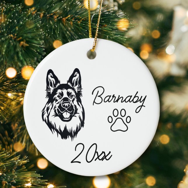 Teckning av Schäferhund med eget namn & årstal Julgransprydnad Keramik (German Shepherd Dog Custom Name and Year Ornament with Paw Print. Black and White Line Art Modern)