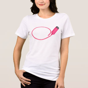 Teckning en cirkel med en rosa markör t shirt