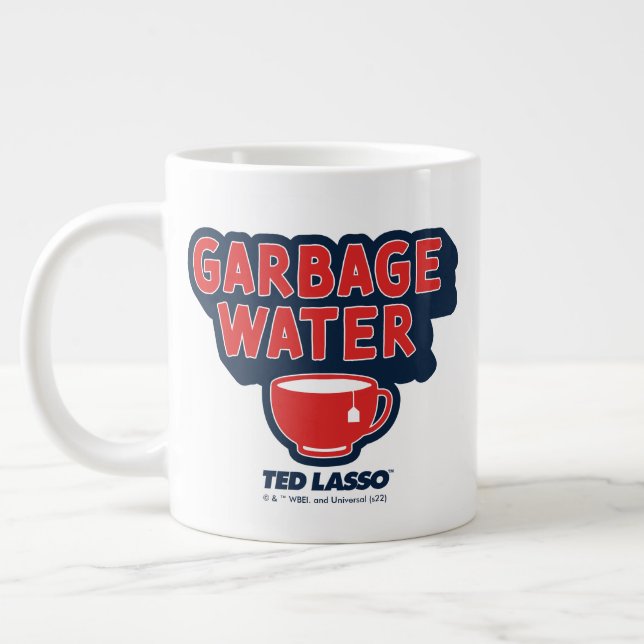 Ted Lasso | Garbage Water Tea Graphic Jumbo Mugg (Vänster)