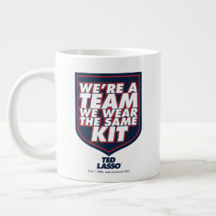 Ted Lasso Vi är en Team Typography-grafik Jumbo Mugg