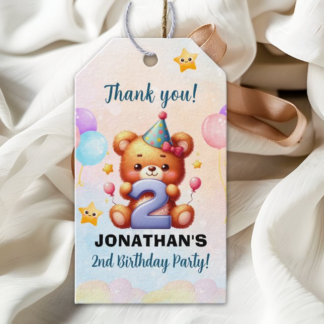 “Teddy Bear 2nd Birthday | Cute Balloons & Rainbow Presentetikett (Skapare uppladdad)