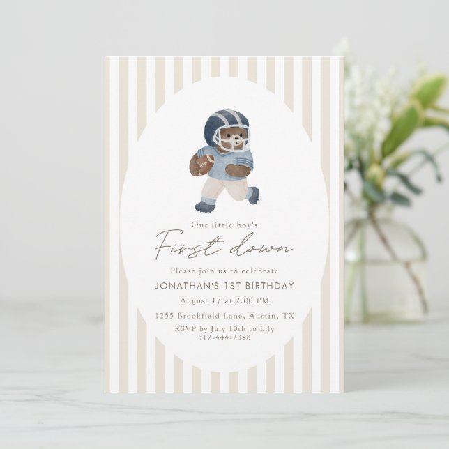 Teddy bear First Down Football First Birthday Inbjudningar (Stående Fram)