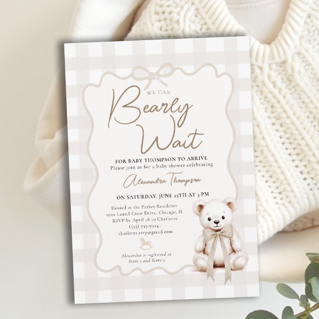 Teddy Bow Neutral Gingham Bearly Wait Baby Shower Inbjudningar (bearly wait baby shower invitation traditional classic nursery neutral gingham teddy bear bow)