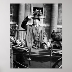 Teddy Roosevelt tippar sitt hatt till en folkmassa Poster