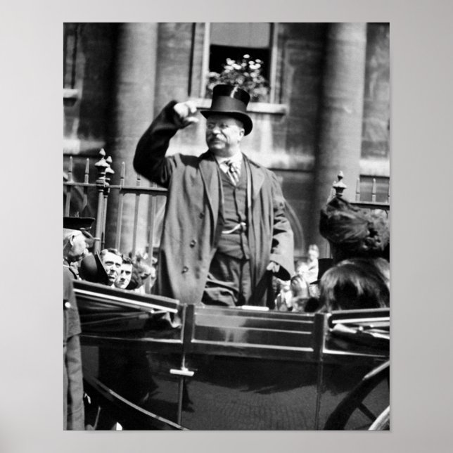 Teddy Roosevelt tippar sitt hatt till en folkmassa Poster (Framsidan)
