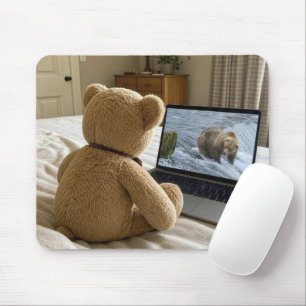 Teddybjörn som tittar på grizzlybjörn på bärbar da musmatta