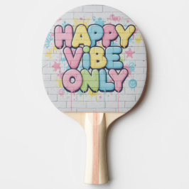 Tegel med färgrik text som säger “ Happy Vibe Only Pingisracket