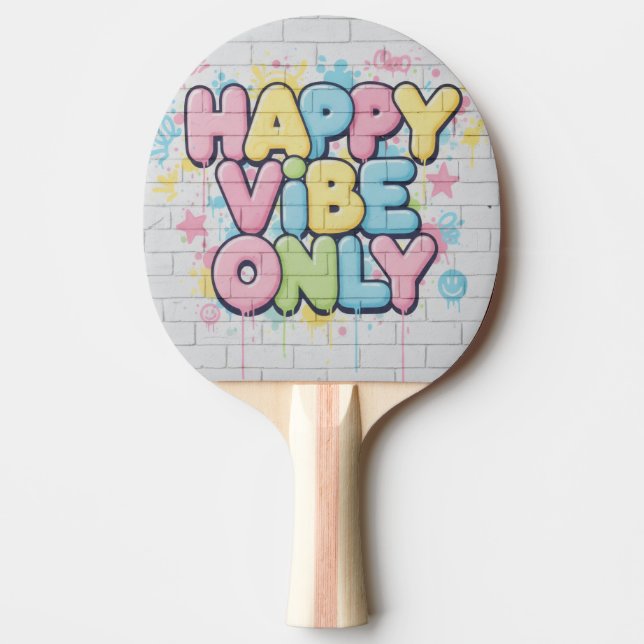 Tegel med färgrik text som säger “ Happy Vibe Only Pingisracket (Framsidan)