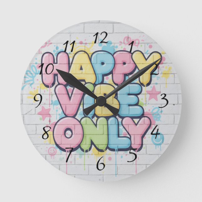 Tegel med färgrik text som säger “Happy Vibe Only” Rund Klocka (Framsida)
