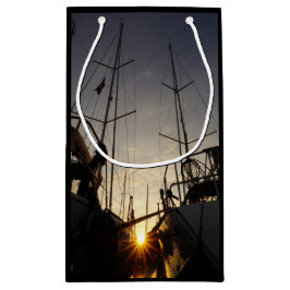 Tegenlicht bij 2 zeilboten in de haven.