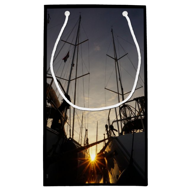 Tegenlicht bij 2 zeilboten in de haven. (Baksidan)