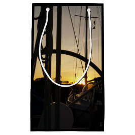 Tegenlicht bij 2 zeilboten in de haven.